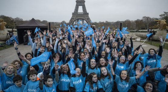 La France s’illumine aux couleurs d’UNICEF, pour mettre en lumière les droits de l’enfant