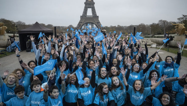 La France s’illumine aux couleurs d’UNICEF, pour mettre en lumière les droits de l’enfant