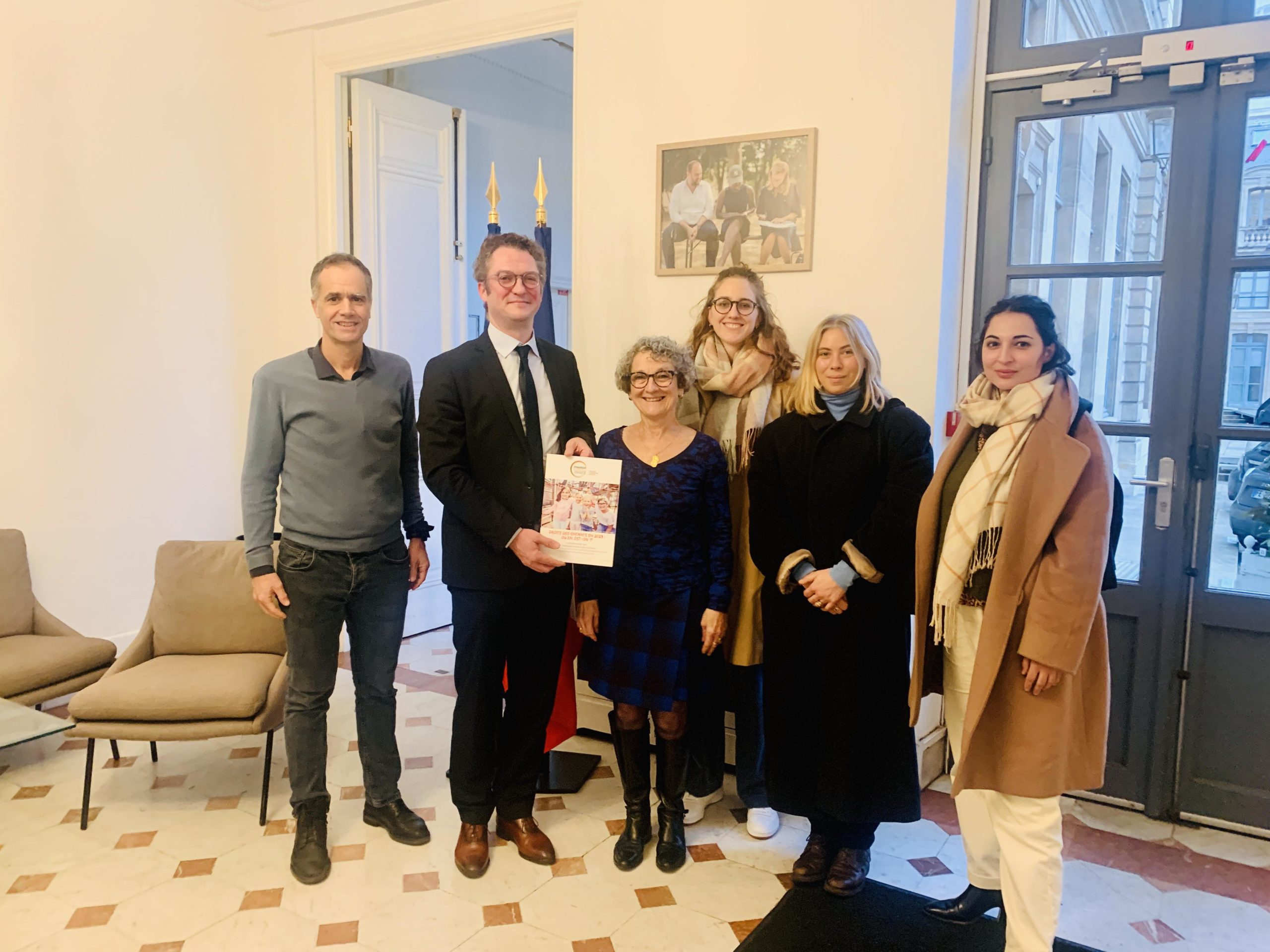 Remise de l'Observatoire à Antoine Danel, conseiller pilotage national des politiques de l’enfance au cabinet de la secrétaire d’État à l’Enfance.