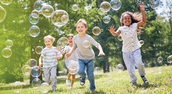 Les droits de l’enfant en crise : l’instabilité politique et les coupes budgétaires impactent les plus jeunes