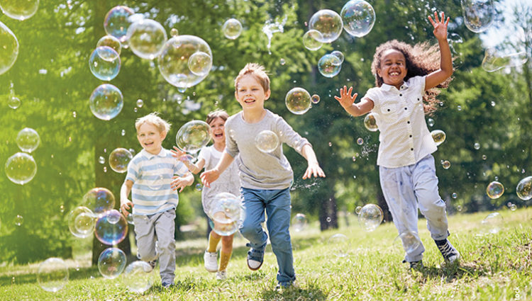 Les droits de l’enfant en crise : l’instabilité politique et les coupes budgétaires impactent les plus jeunes